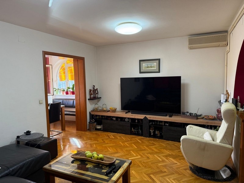 Obývacia izba s veľkou TV a klimatizáciou