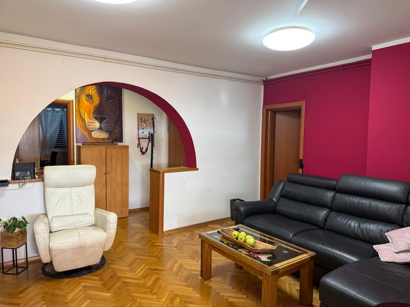 Obývacia izba s nástennou maľbou oblúka a leva