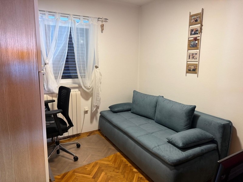 Malá izba s pohovkou a písacím stolom