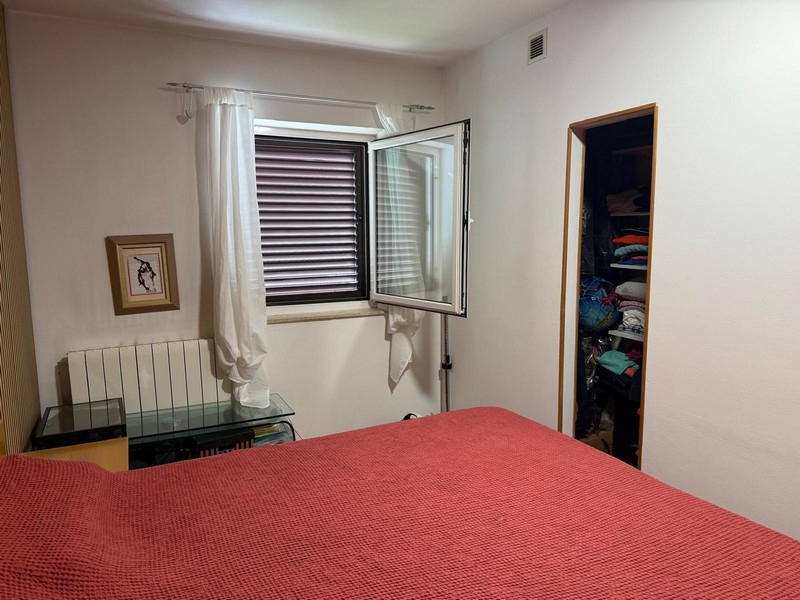 Spálňa s manželskou posteľou a oknom