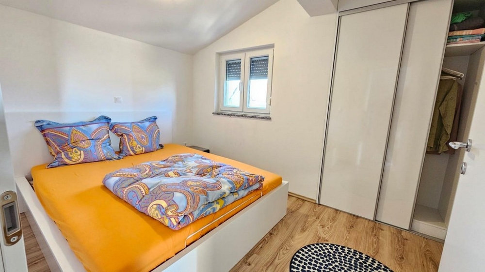 Spálňa s manželskou posteľou a vstavanou skriňou