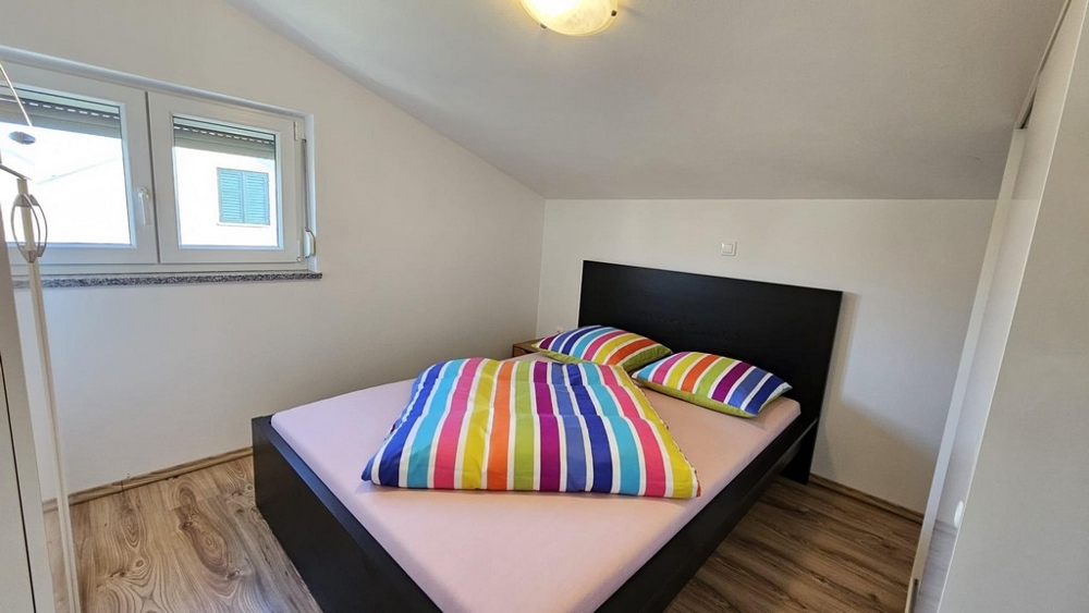 Moderná kúpeľňa so sprchovacím kútom