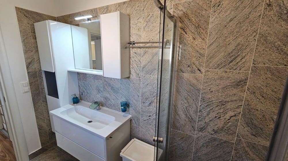 Moderná kúpeľňa so sprchovacím kútom