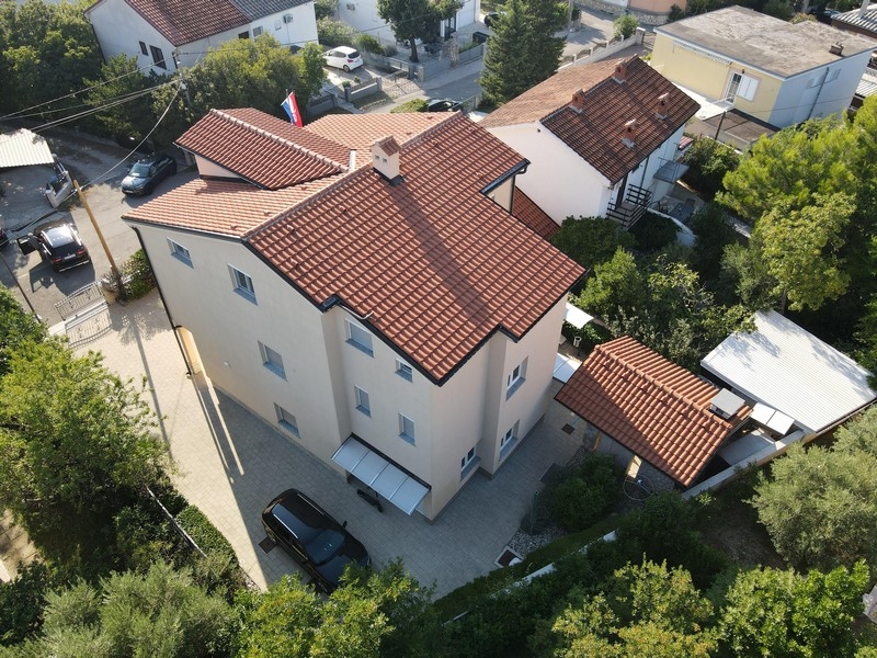 Bytovka s červenou strechou v Jadranove - fotené dronom.