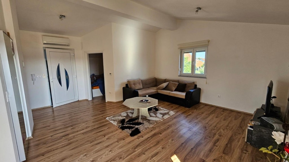 Priestranná obývacia izba s parketovými podlahami