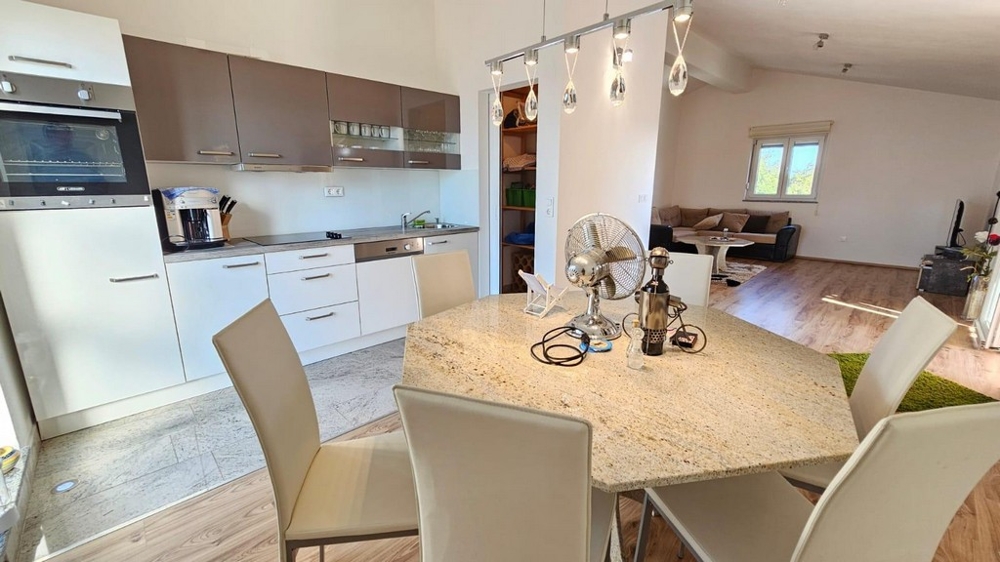 Moderná kuchyňa s jedálenským kútom a jedálenským stolom