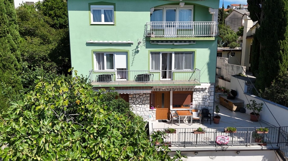 V tomto udržiavanom bytovom dome sa nachádza byt A3740 v Crikvenici.