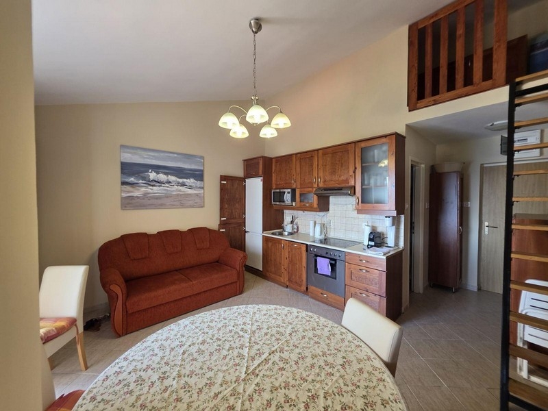 Obývacia časť s kuchyňou, sedačkou a galériou v Chorvátsku