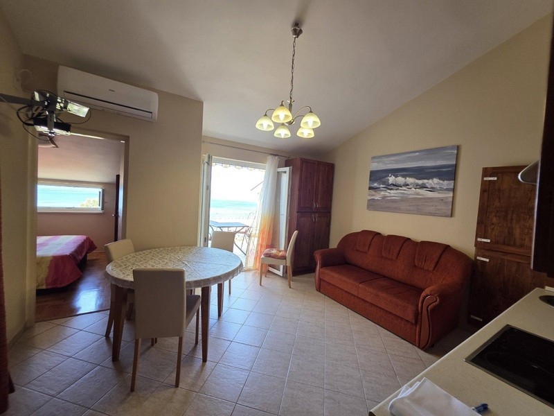 Svetlá obývacia izba s výhľadom na more a vstupom na terasu