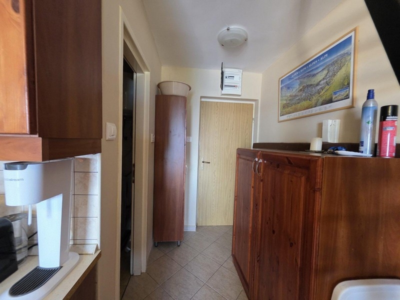 Predsieň so skriňami a vstupom do kúpeľne a na galériu