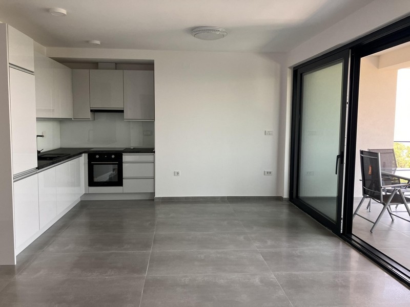 Moderná kuchynská linka so vstavanými spotrebičmi v novom byte v Chorvátsku