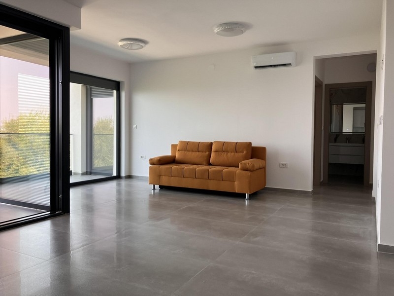 Svetlá obývacia izba s pohovkou a klimatizáciou v Chorvátsku