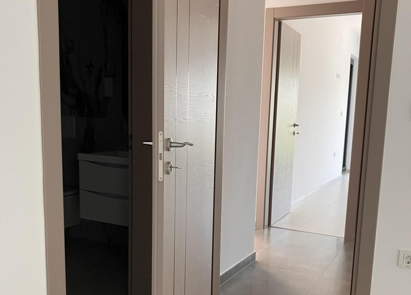 Chodba s dverami do kúpeľne a spálne