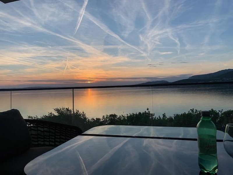 Balkón s výhľadom na more a západ slnka v Chorvátsku