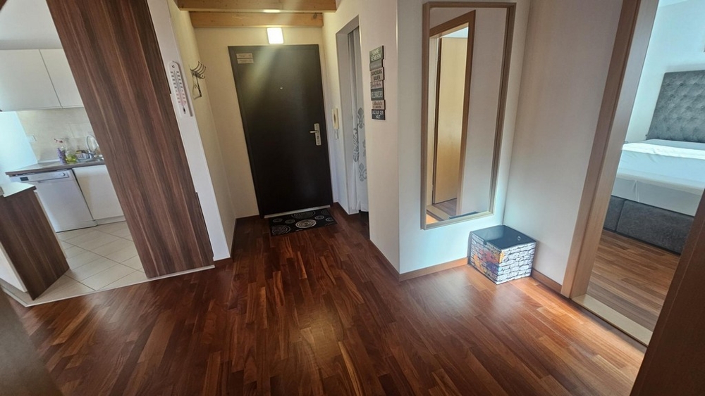 Vstupný priestor s chodbou a výhľadom do kuchyne