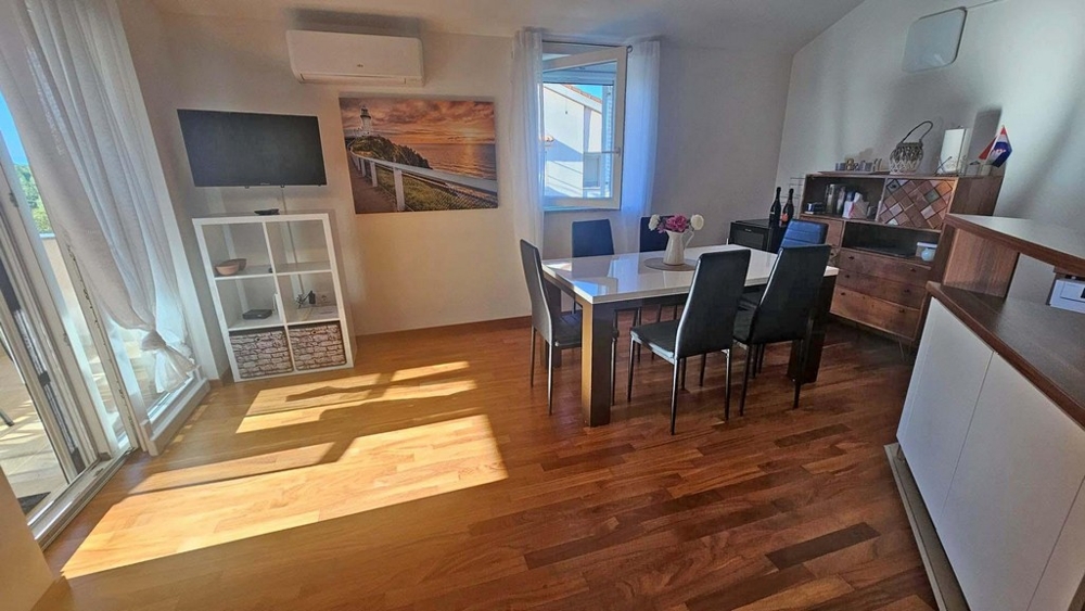 Klimatizovaný priestor s kvalitnými parketovými podlahami.