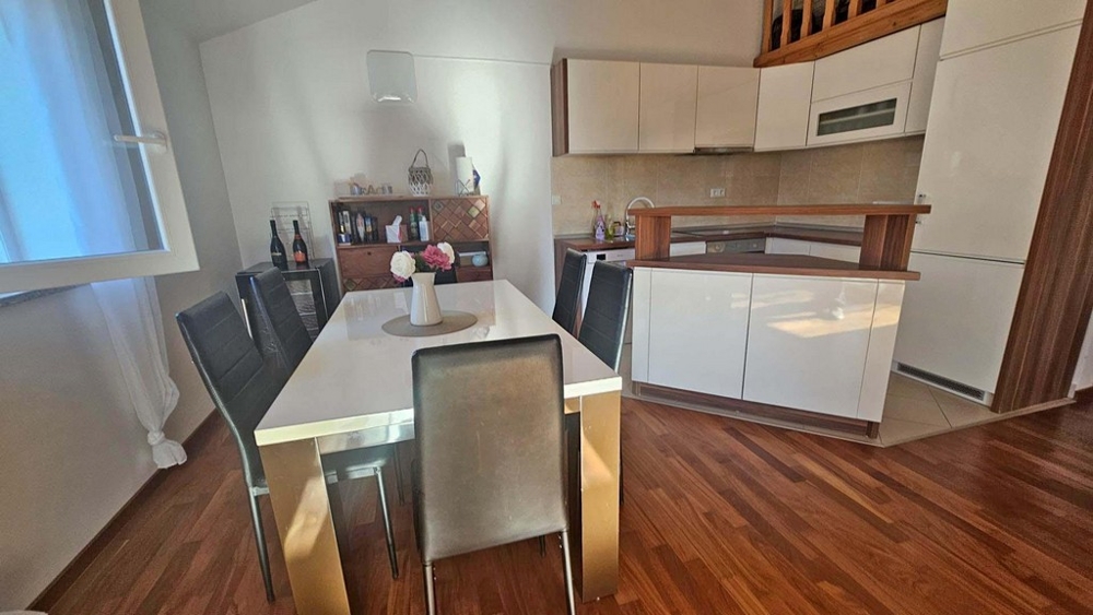 Jedálenský kút so stolom a prístupom do modernej kuchyne