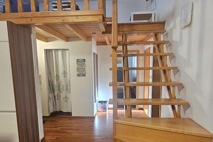 Drevené schody s prístupom na úroveň galérie