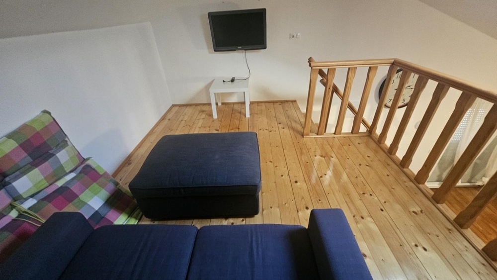 Galéria s posedením a TV