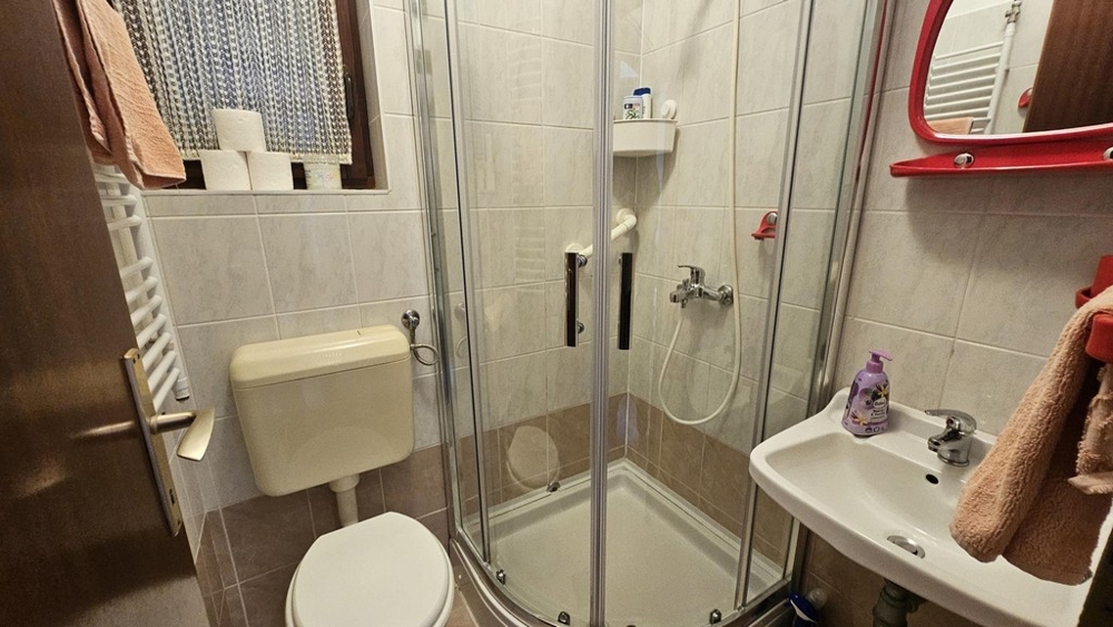 Kúpeľňa so sprchovým kútom, WC a umývadlom