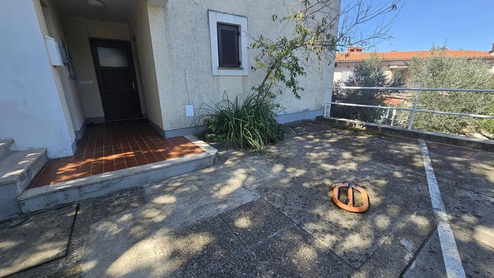 Vstup do domu s parkovacím miestom pred budovou