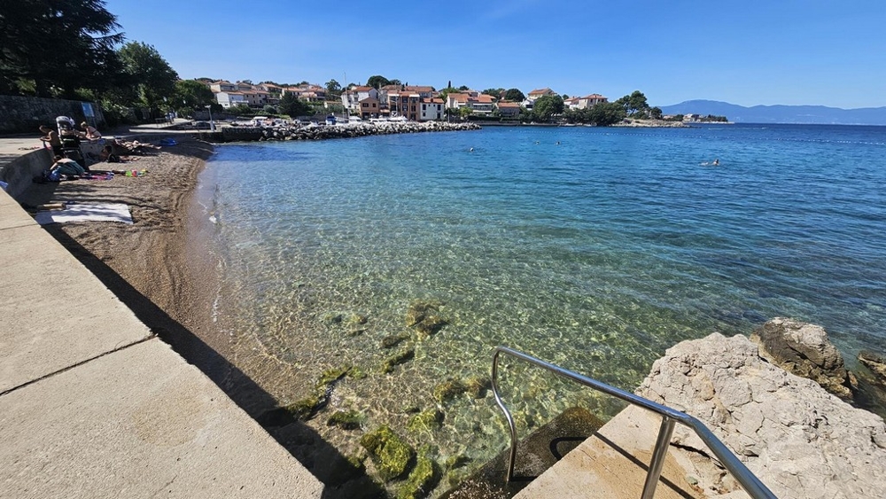 Pohľad na záliv s plážou a čistou vodou