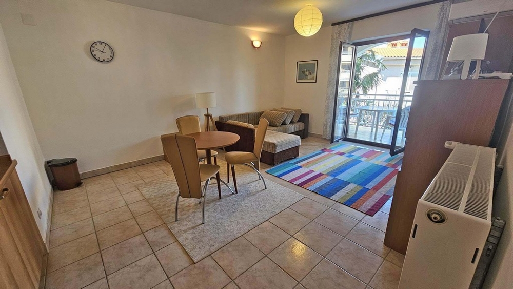 Svetlá obývacia izba s jedálenským kútom a pohovkou