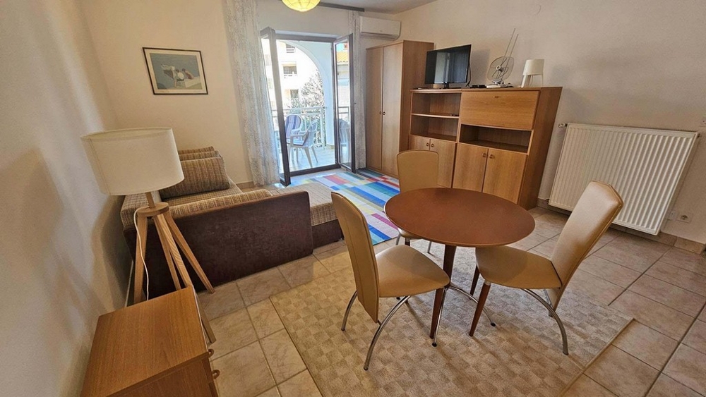 Obývacia izba so vstupom na balkón a nábytkom