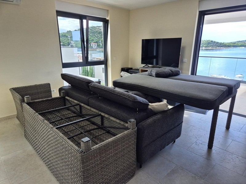 Svetlá obývacia izba s výhľadom na more