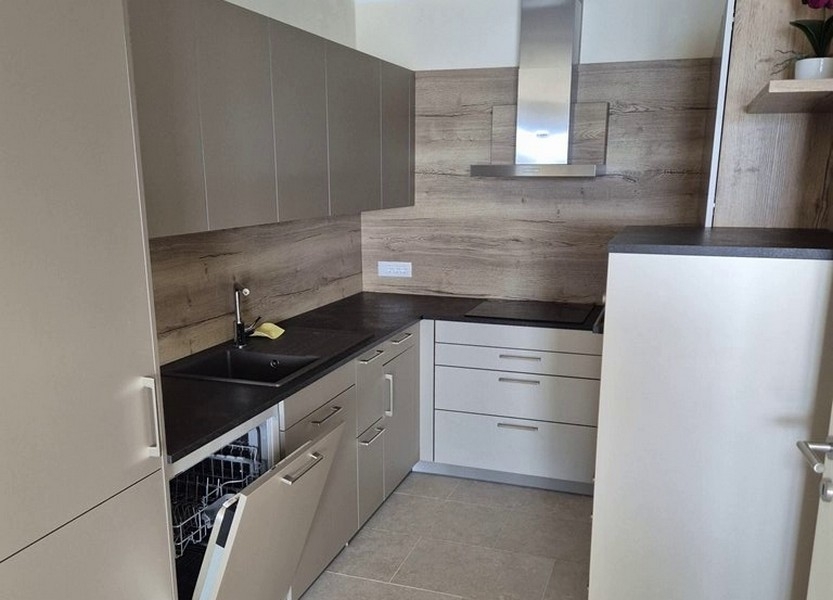 Moderná kuchynská linka so spotrebičmi