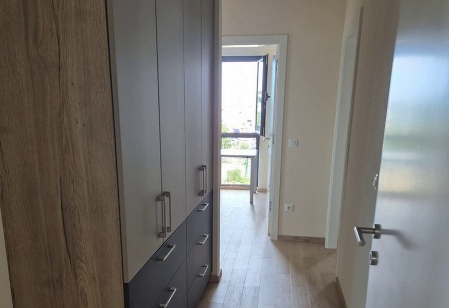 Predsieň so vstavanými skriňami a vstupom na balkón