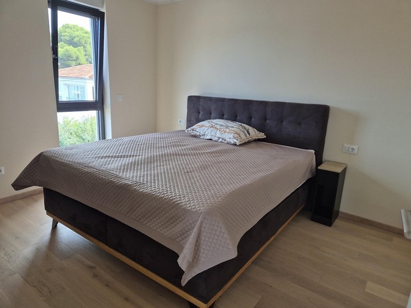 Spálňa s manželskou posteľou a oknom