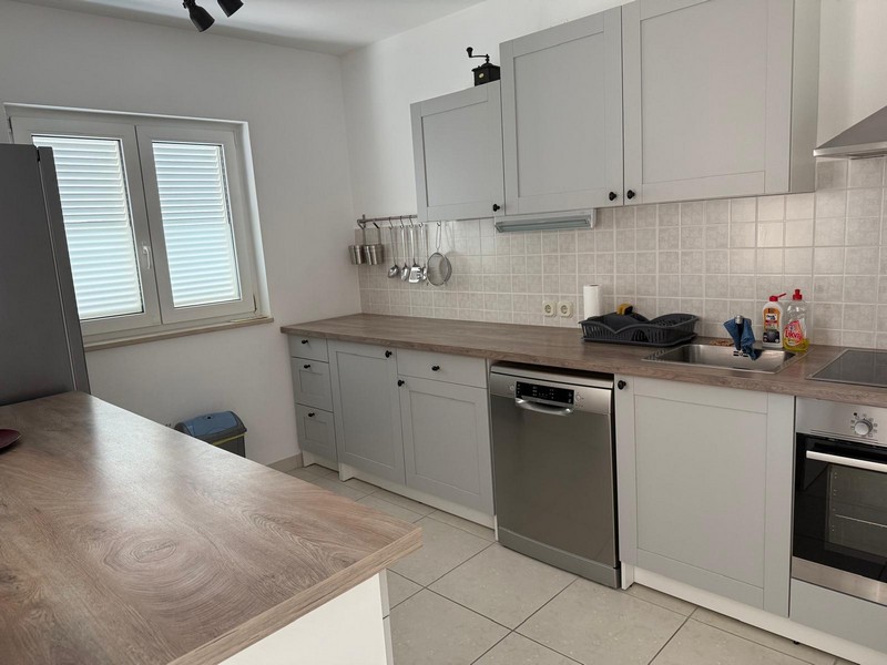 Kuchyňa s kuchynskou linkou a oknom