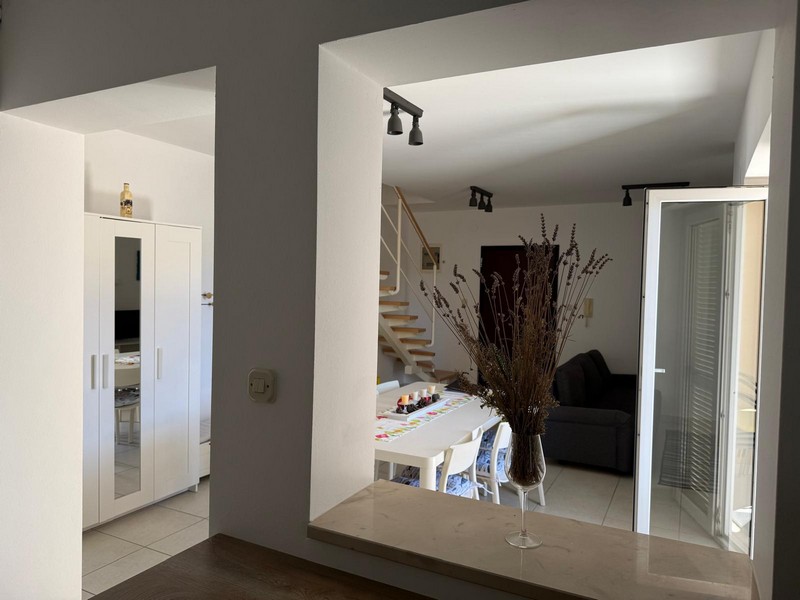 Pohľad z jedálne do obývačky so schodiskom