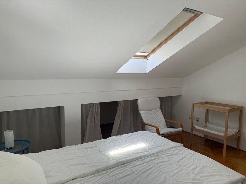 Podkrovná spálňa so strešným oknom