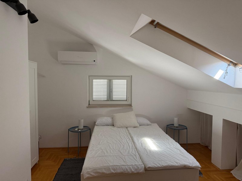 Podkrovná spálňa s manželskou posteľou