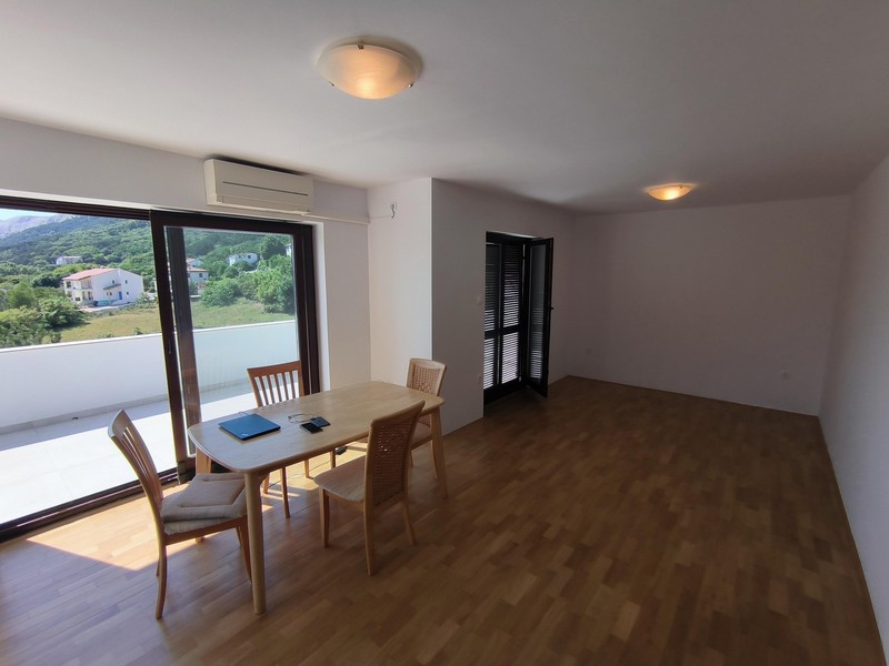 Svetlá obývacia izba s parketami a vstupom na terasu