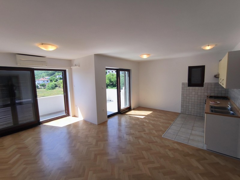 Otvorená obývacia izba a jedáleň s prístupom na balkón