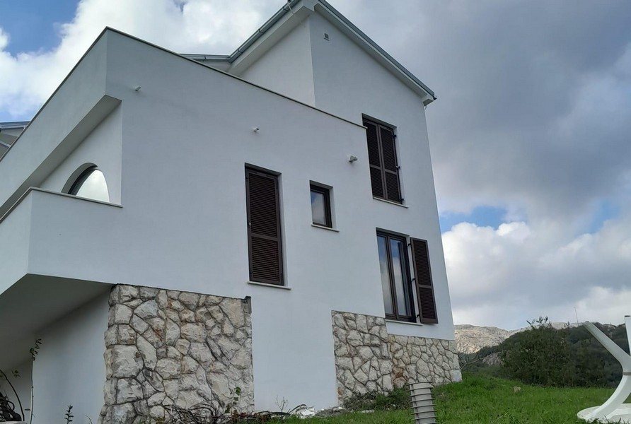 Moderný dom s kamennou fasádou a bielymi stenami