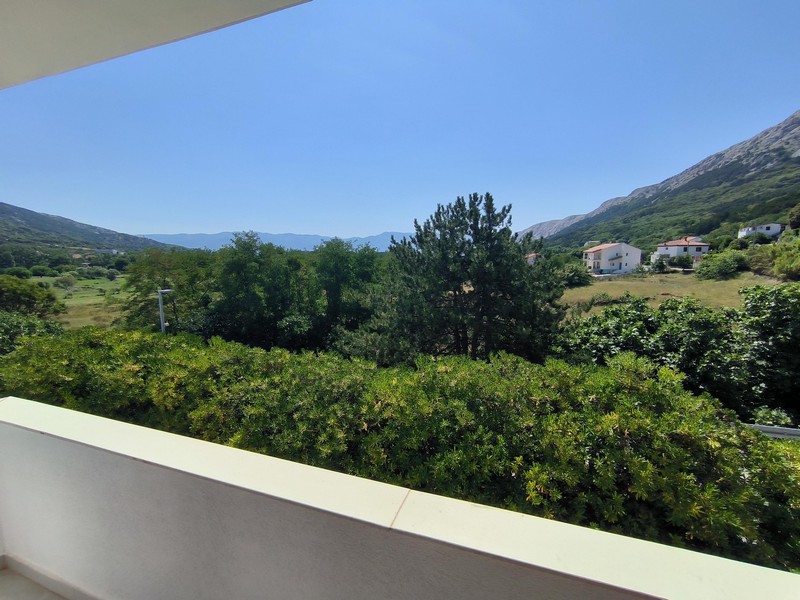 Balkón s výhľadom na zeleň a kopce