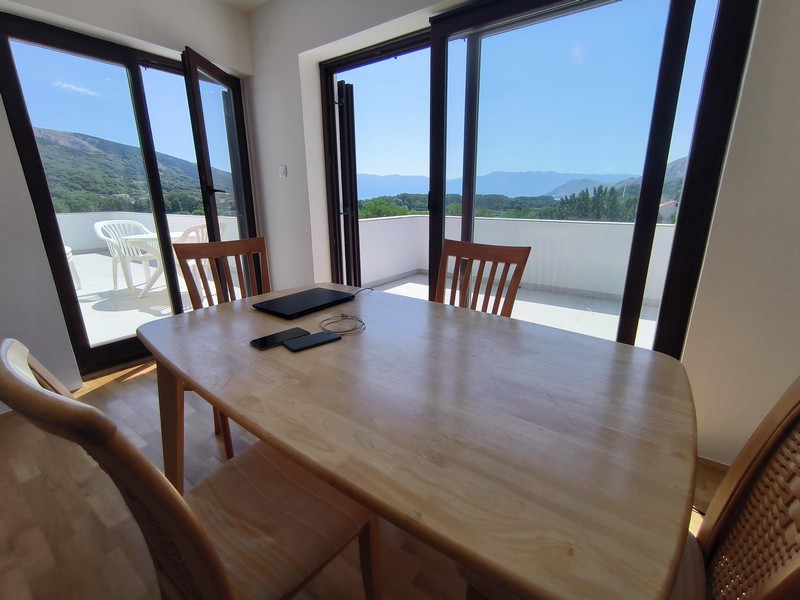 Jedáleň s prístupom na veľkú terasu a panoramatickým výhľadom