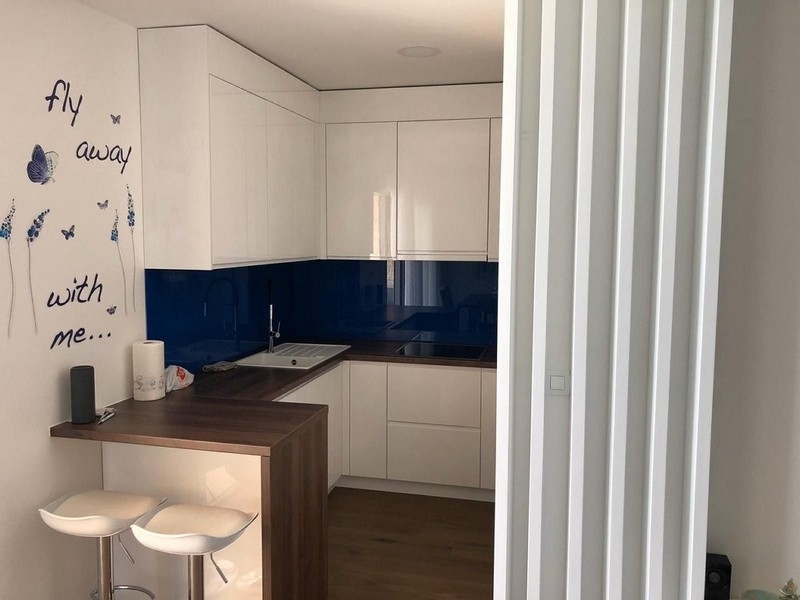 Moderne zariadená kuchyňa s pultom a barovými stoličkami