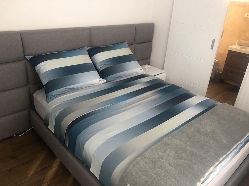 Spálňa s manželskou posteľou a prístupom do kúpeľne