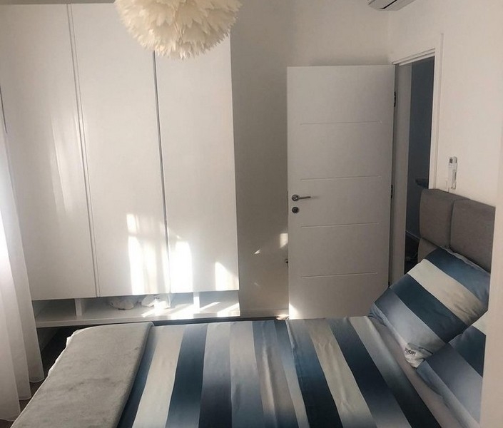 Spálňa s veľkým šatníkom a manželskou posteľou