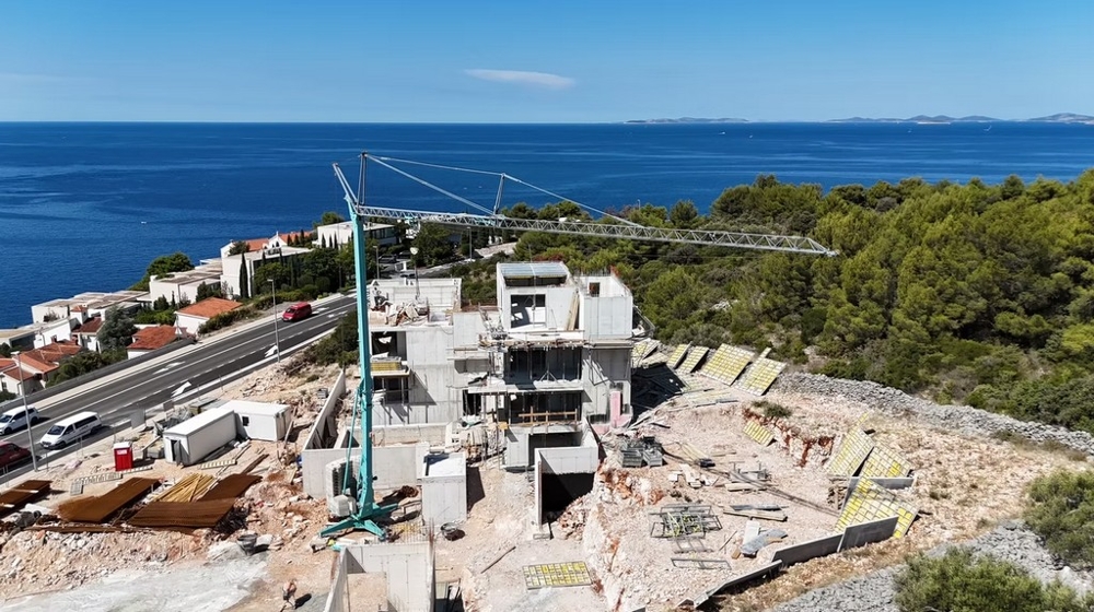 Postup výstavby obytného komplexu A3754 s výhľadom na more