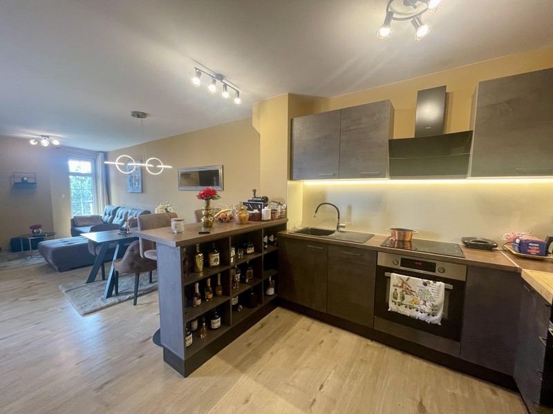 Otvorená kuchyňa s jedálenským kútom a výhľadom do obývačky