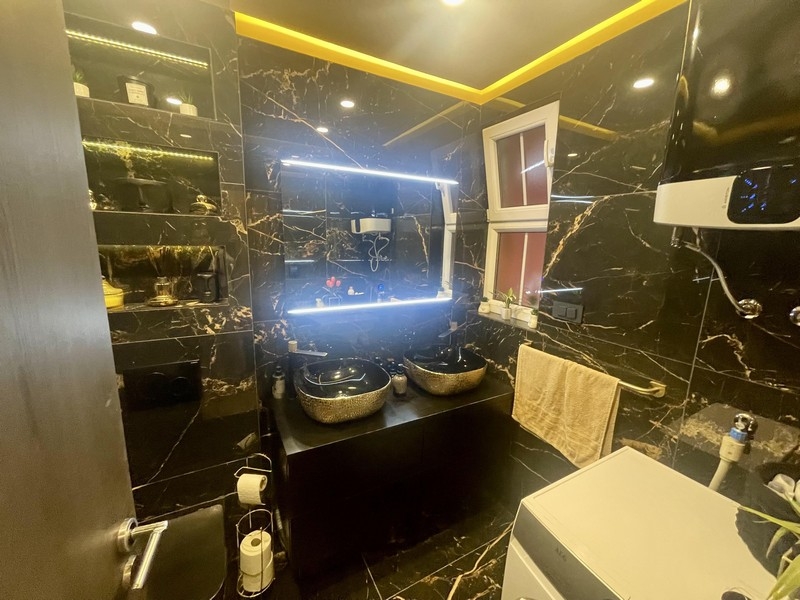 Moderná kúpeľňa s dvojitým umývadlom a zrkadlom