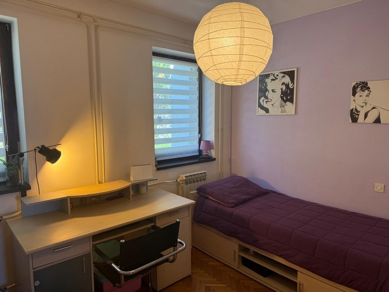 Detská izba s písacím stolom a posteľou