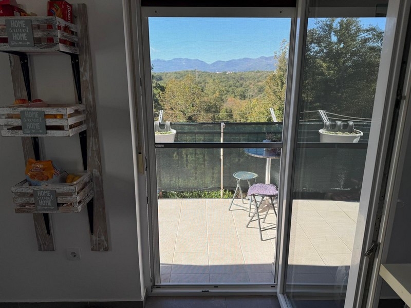 Balkón s výhľadom na krajinu a hory