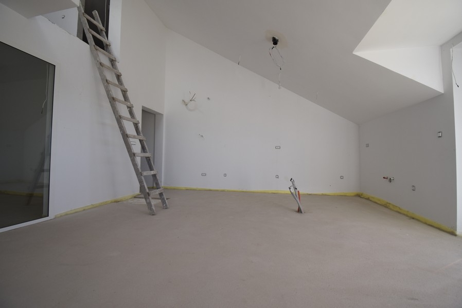 Otvorený priestor v podkroví s galériou a rebríkovým schodiskom